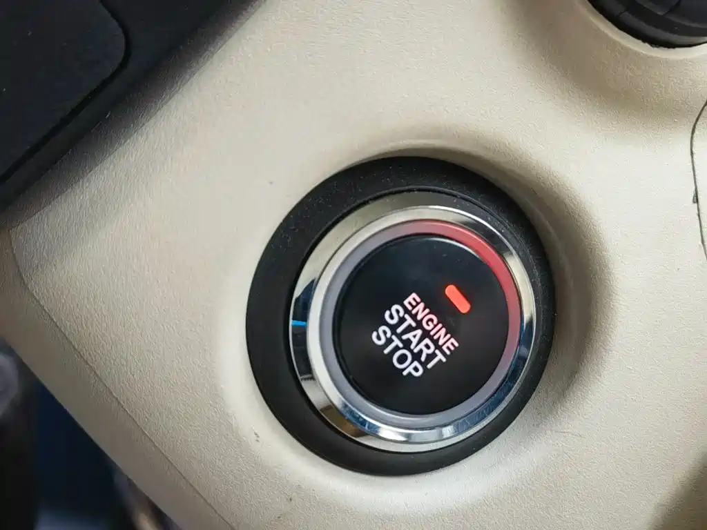 Toyota Hiace 2023 — фото 22