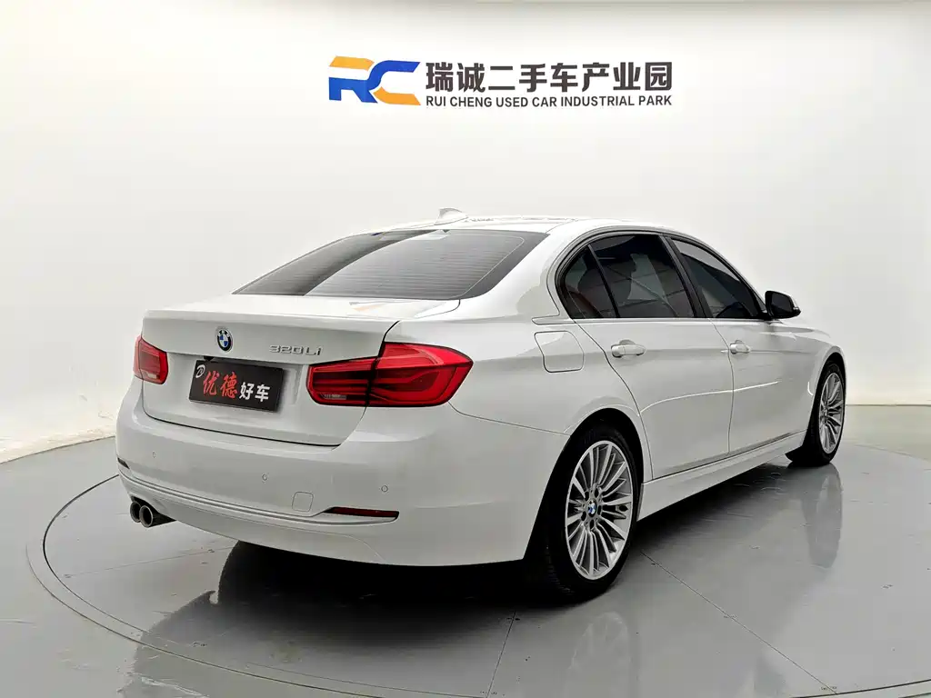 BMW 3 Series 2018 — фото 16