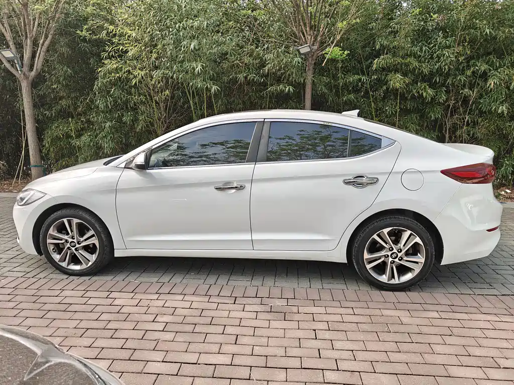 Hyundai Elantra 2018 — фото 11