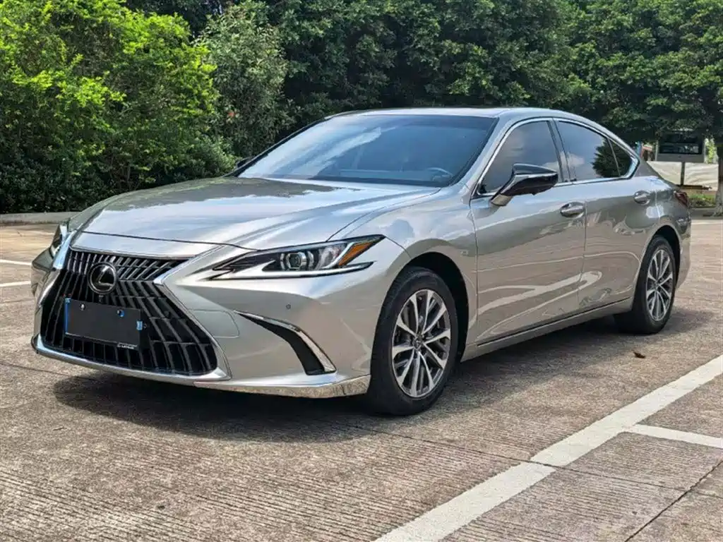 Lexus ES 2022 — фото 1