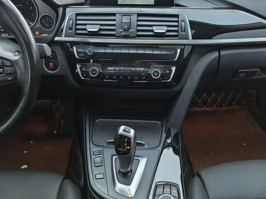 BMW 3 Series 2018 — фото 12