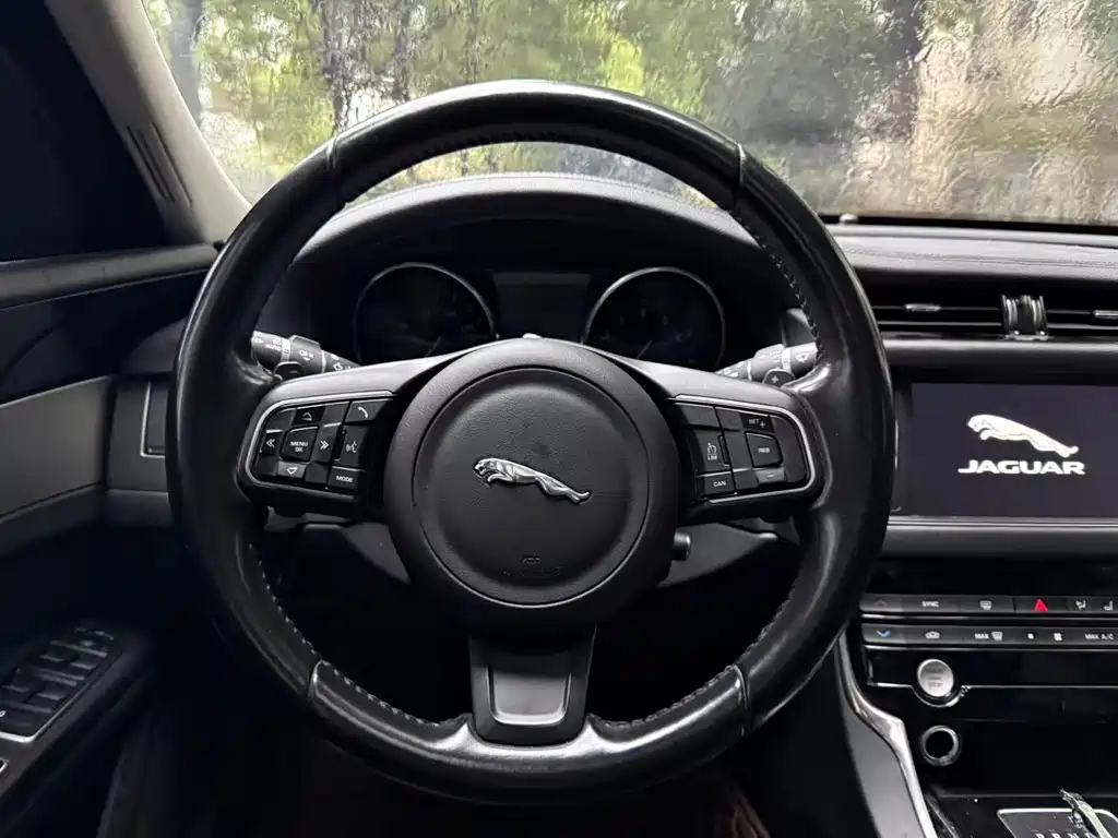 Jaguar XF 2016 — фото 19