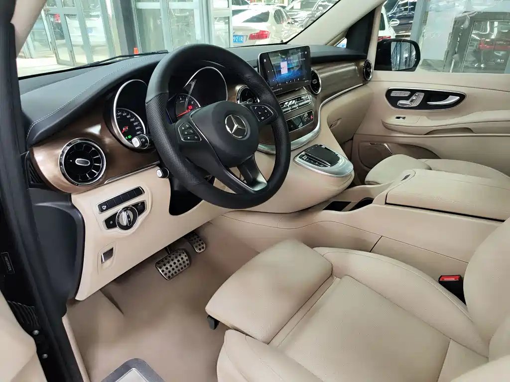 Mercedes-Benz V-Class 2023 — фото 11