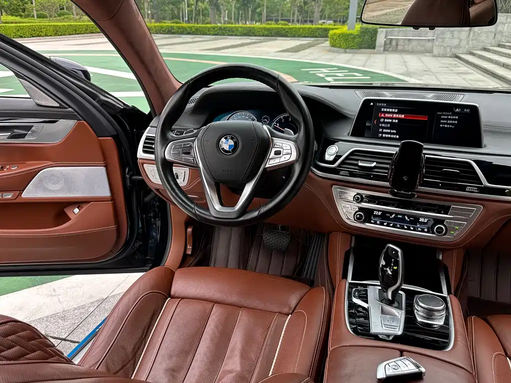 BMW 7 Series 2018 — фото 16