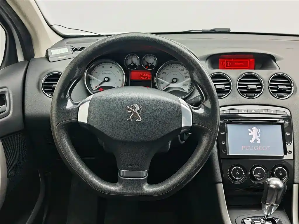 Peugeot 408 2014 — фото 11