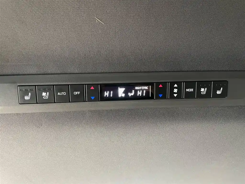 Toyota Sienna 2023 — фото 17