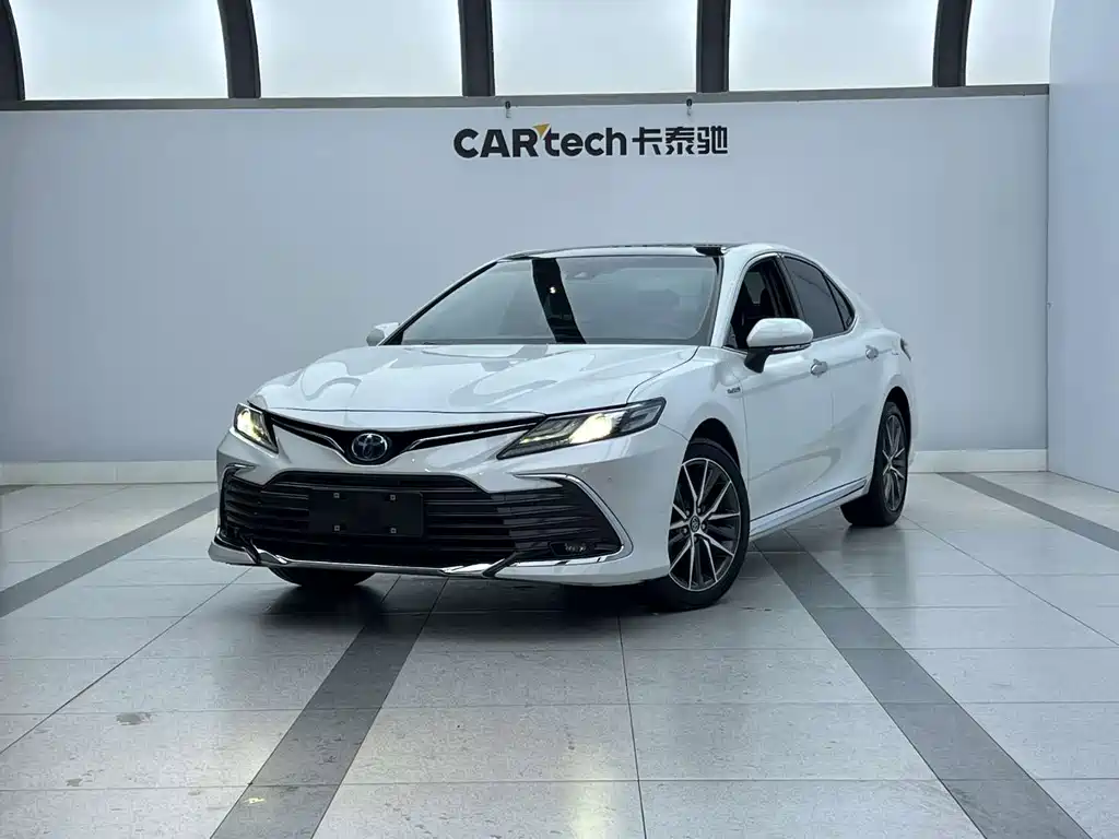 Toyota Camry 2023 — фото 2