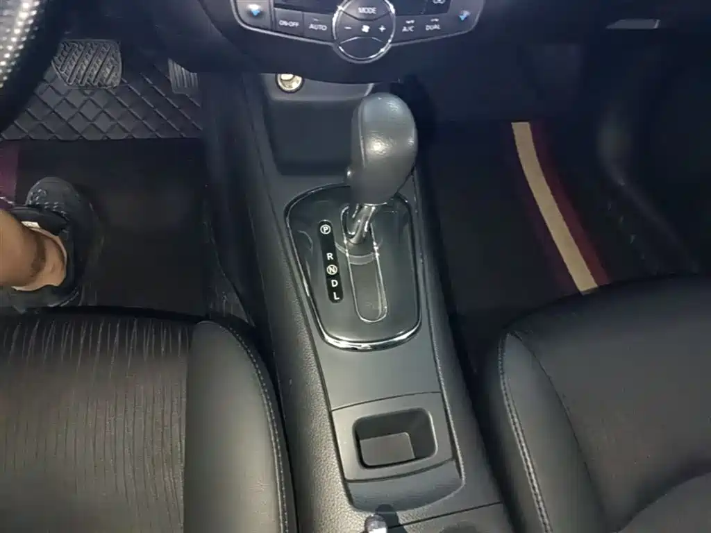 Nissan Tiida 2015 — фото 14