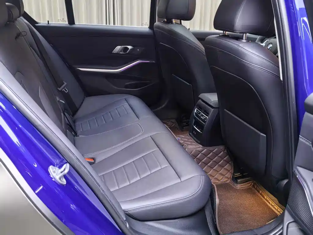 BMW 3 Series 2019 — фото 19