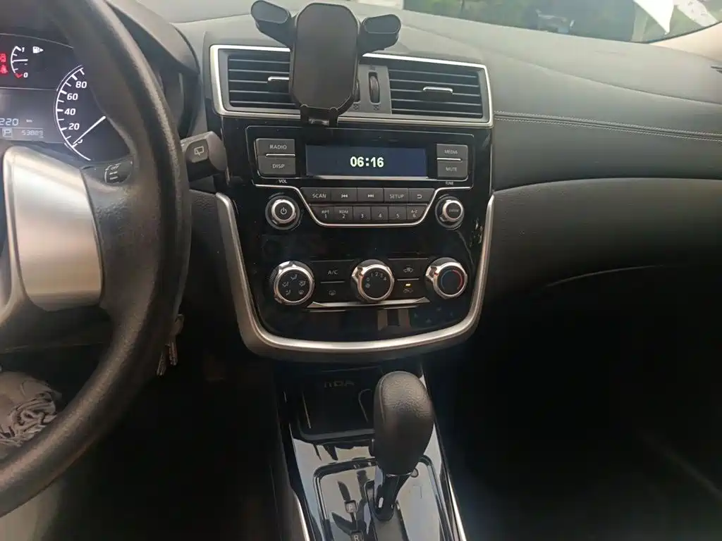 Nissan Tiida 2017 — фото 6
