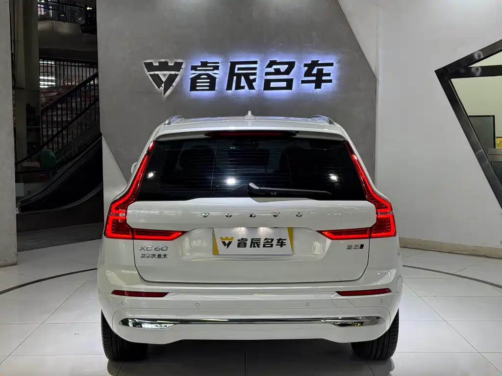 Volvo XC60 2023 — фото 10