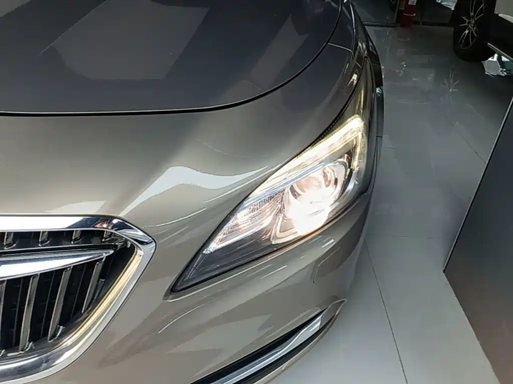 Buick LaCrosse 2017 — фото 24