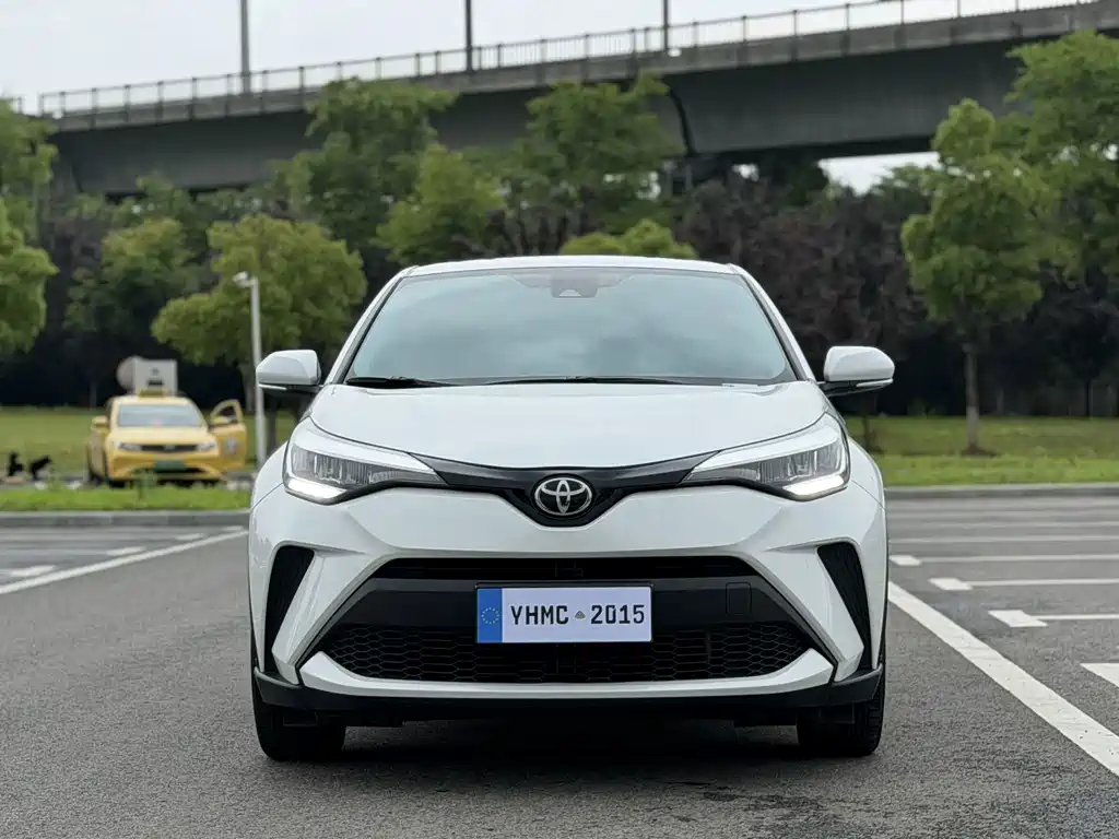 Toyota C-HR 2023 — фото 2