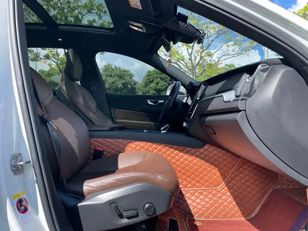 Volvo XC60 2022 — фото 12