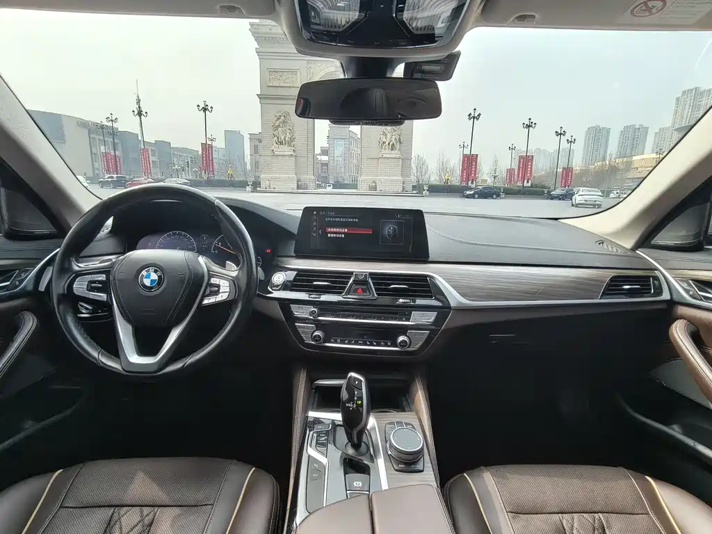 BMW 5 Series 2019 — фото 11
