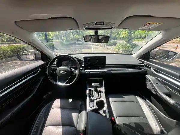 Geely Emgrand 2022