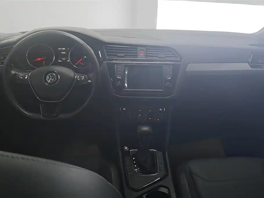 Volkswagen Tiguan L 2017 — фото 12