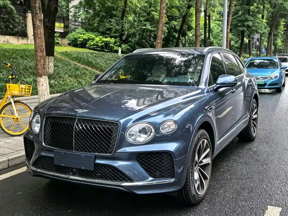 Bentley Bentayga 2024 — фото 1