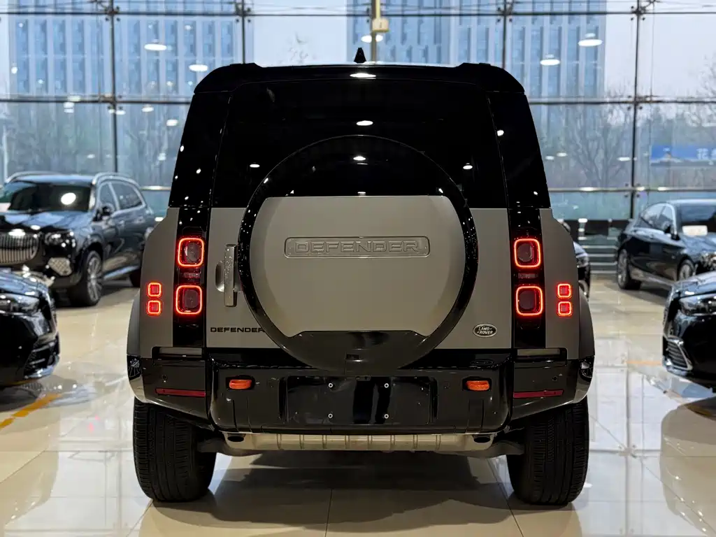Land Rover Defender 2024 — фото 26