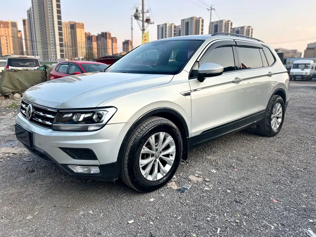 Volkswagen Tiguan L 2017 — фото 1