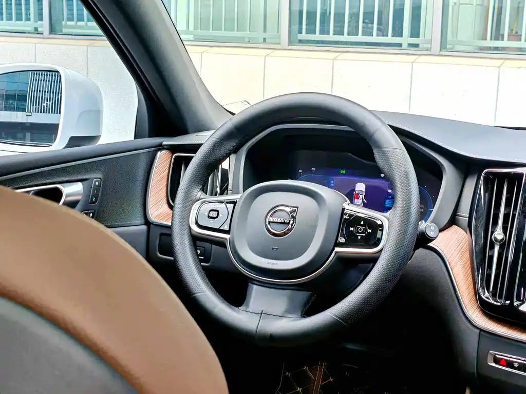 Volvo XC60 Plug-In Hybrid 2023 — фото 11