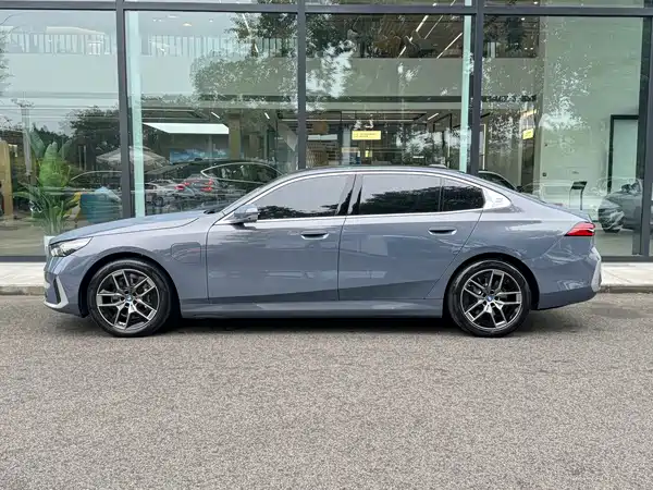 BMW i5 2024