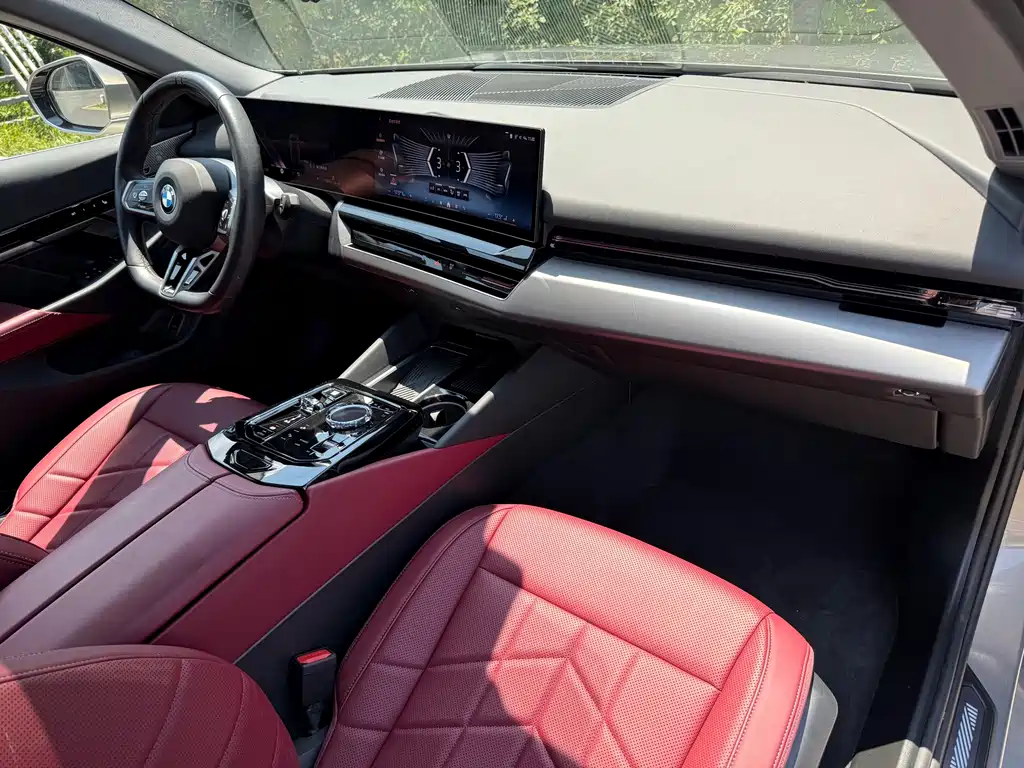 BMW 5 Series 2025 — фото 14