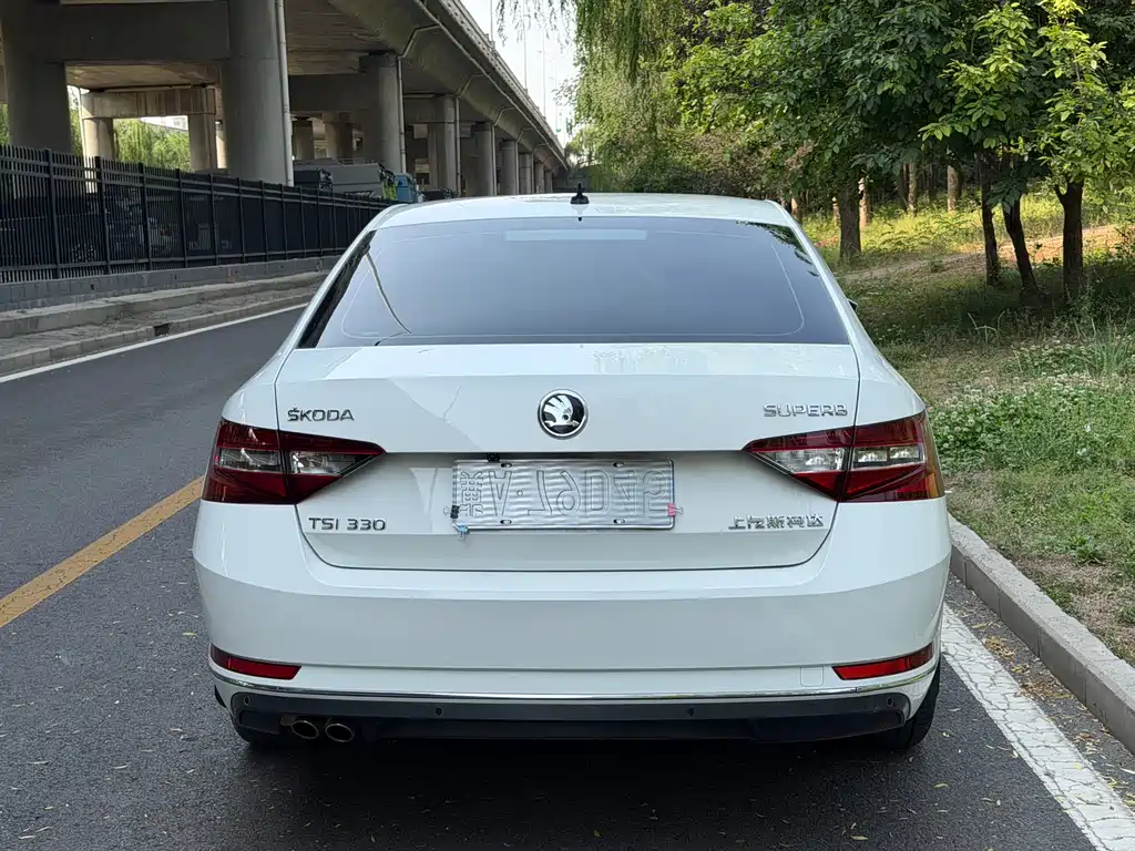 Skoda Superb 2017 — фото 17