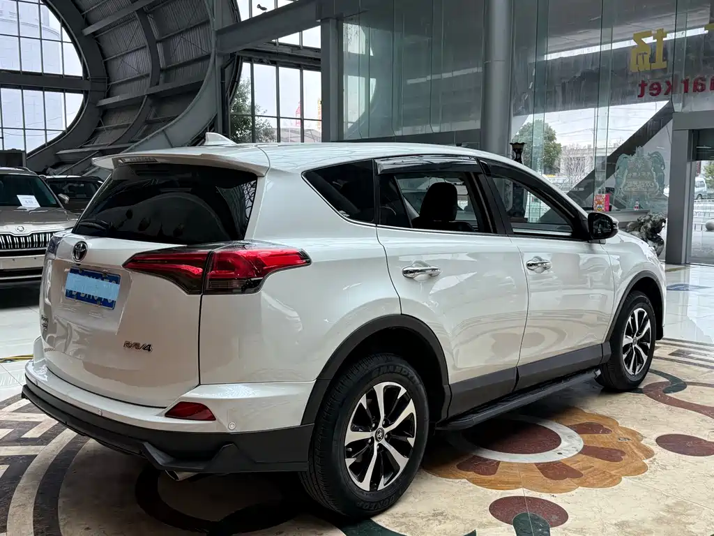 Toyota RAV4 2018 — фото 6