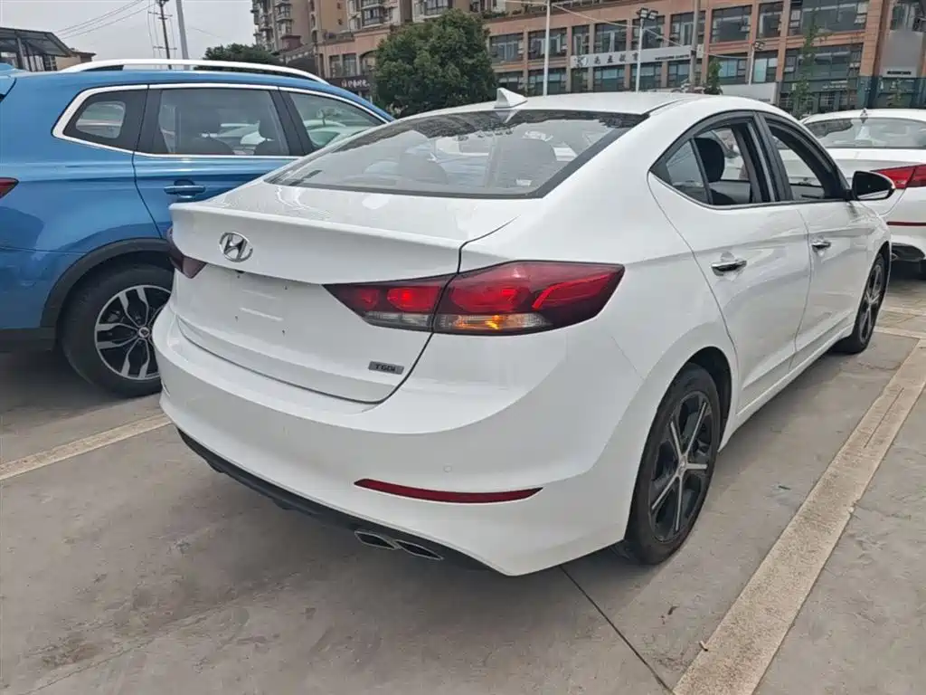 Hyundai Elantra 2018 — фото 7