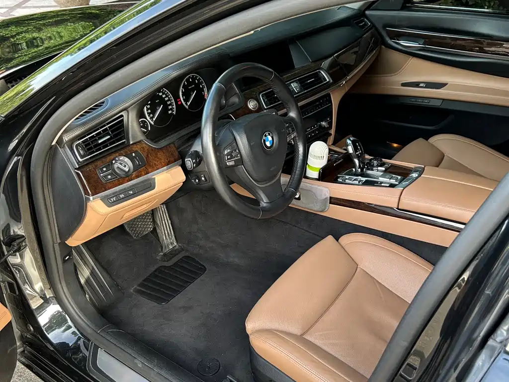 BMW 7 Series 2011 — фото 10