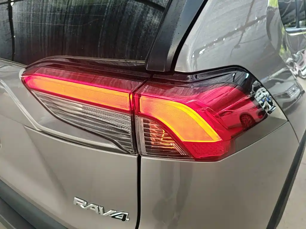 Toyota RAV4 2020 — фото 8