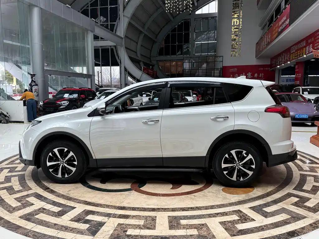 Toyota RAV4 2018 — фото 7