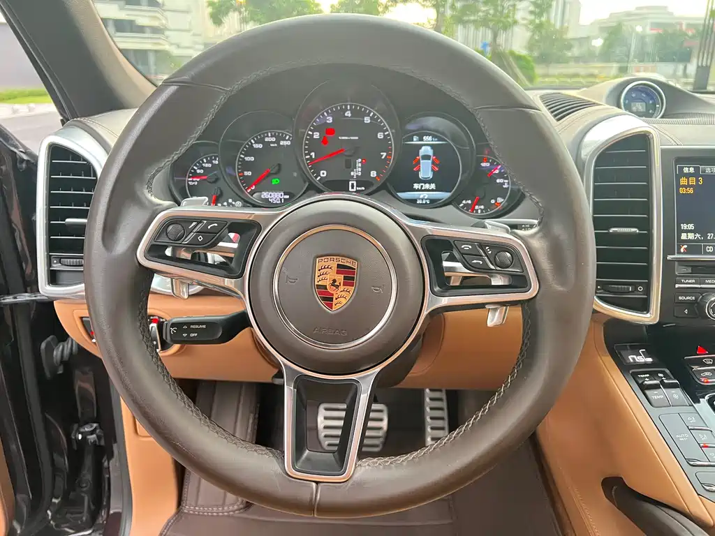 Porsche Cayenne 2016 — фото 19