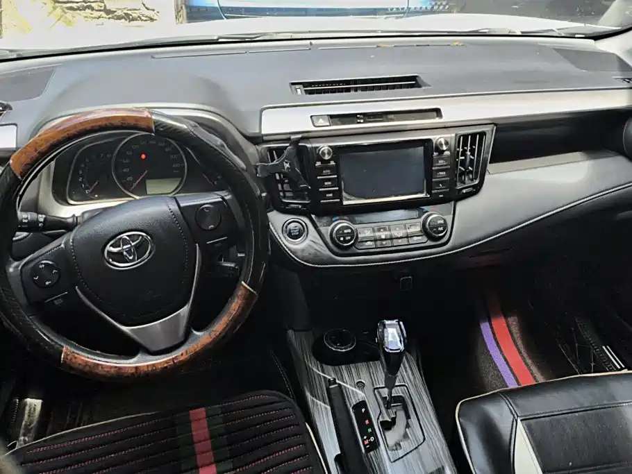 Toyota RAV4 2018 — фото 12