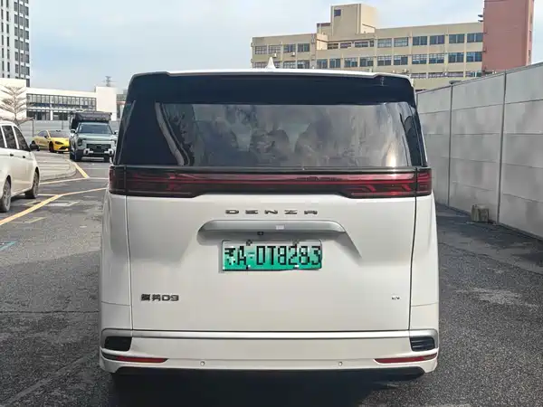 Denza D9 2023
