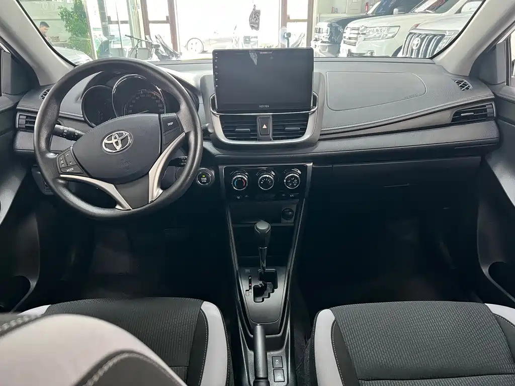 Toyota Yaris L 2023