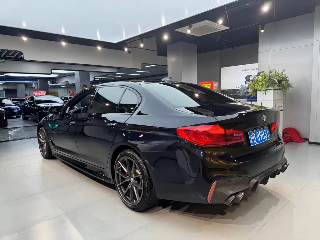 BMW 5 Series 2018 — фото 14
