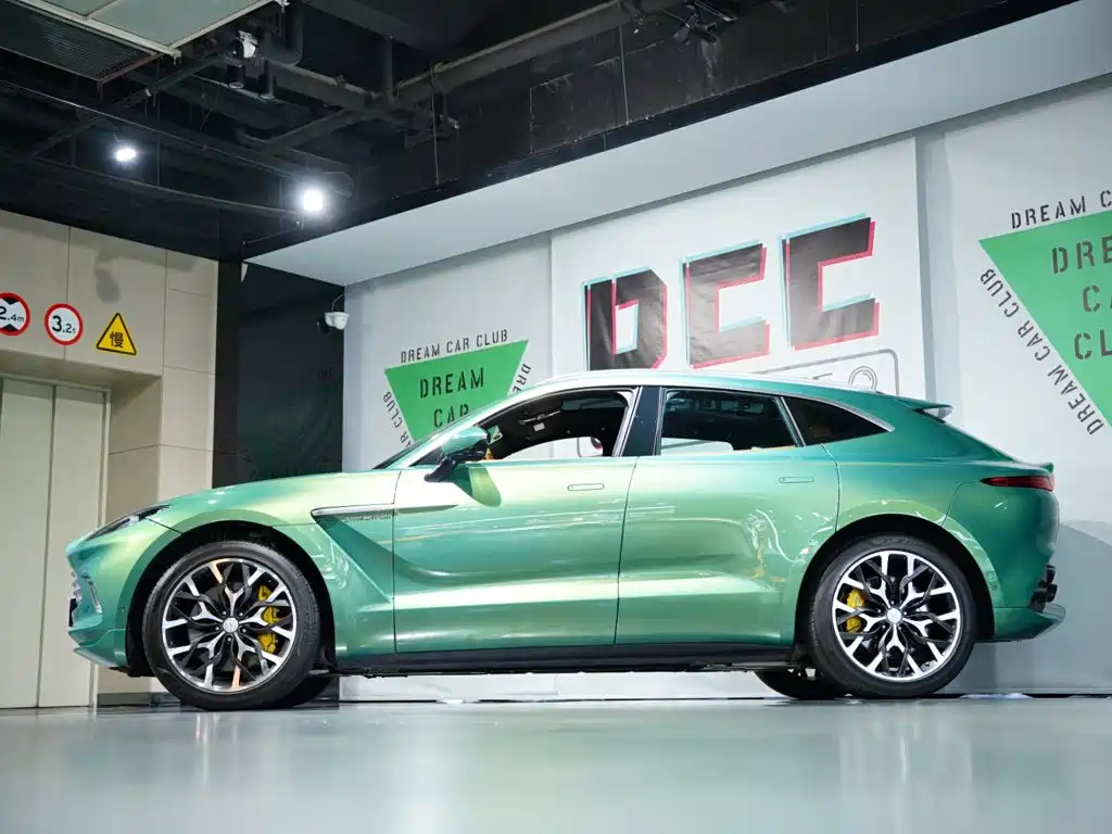 Aston Martin DBX 2023 — фото 10