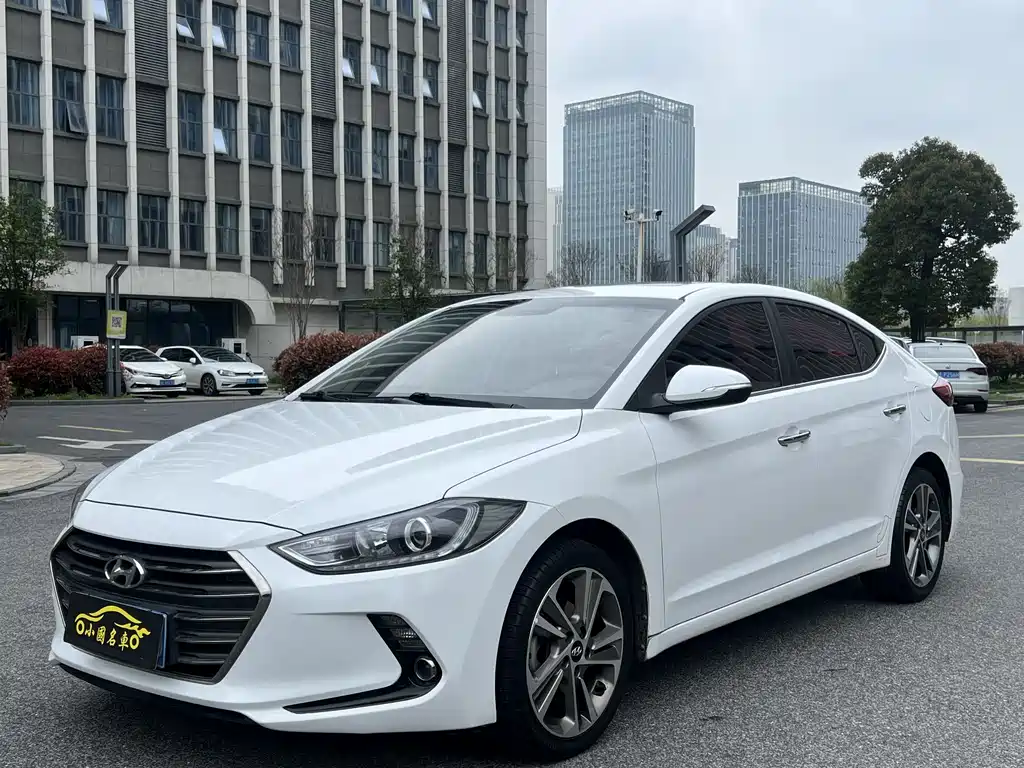 Hyundai Elantra 2017 — фото 1