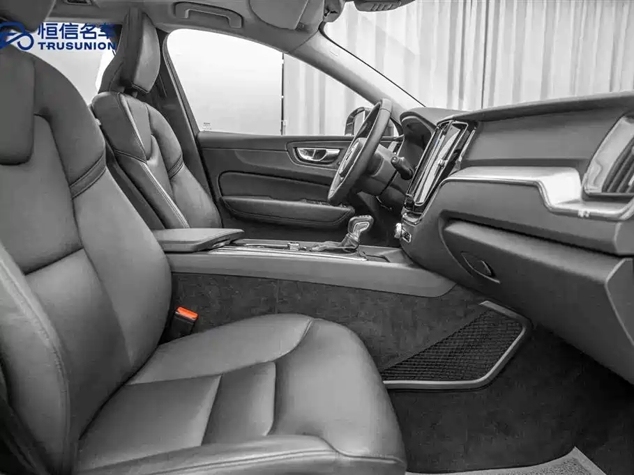 Volvo XC60 2019 — фото 15