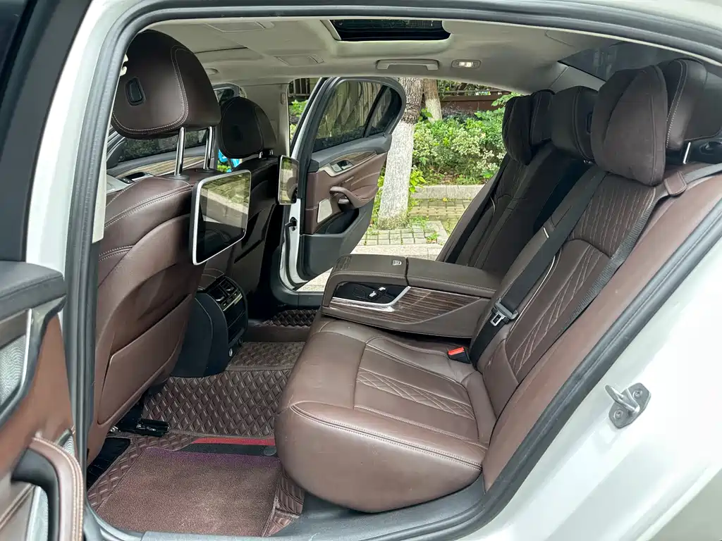 BMW 5 Series 2018 — фото 15
