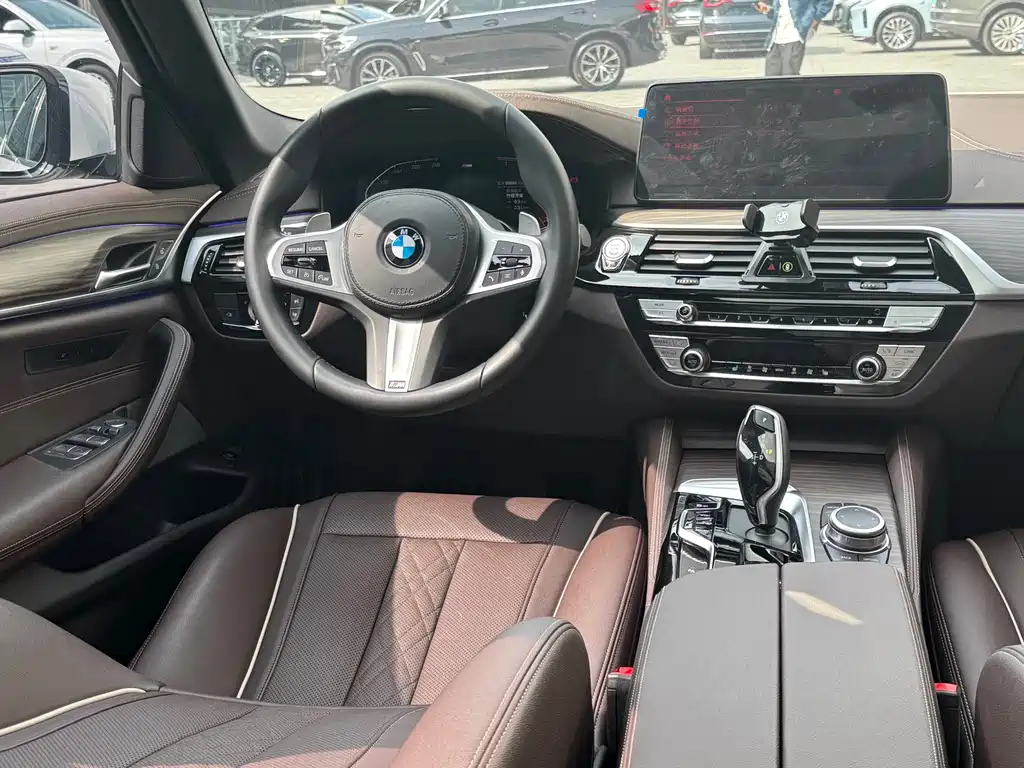 BMW 5 Series 2022 — фото 19