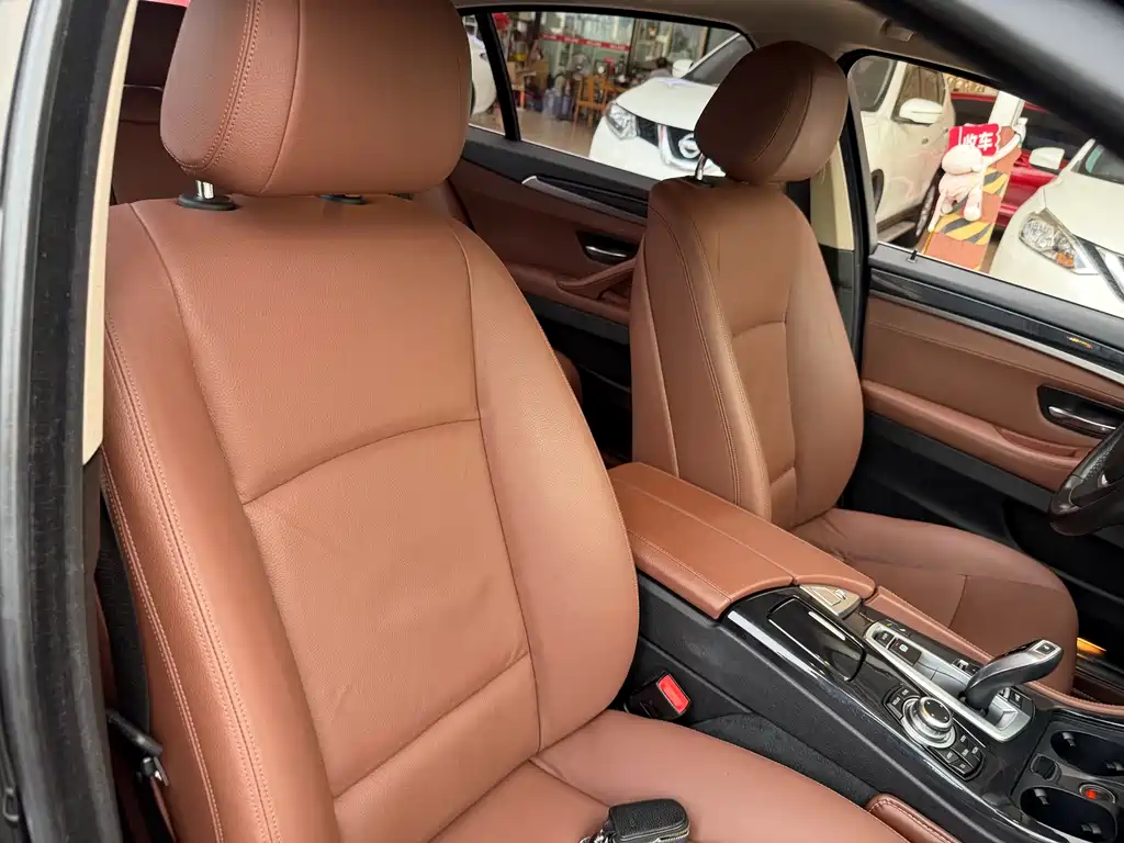 BMW 5 Series 2017 — фото 12