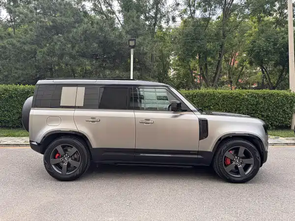 Land Rover Defender 2025