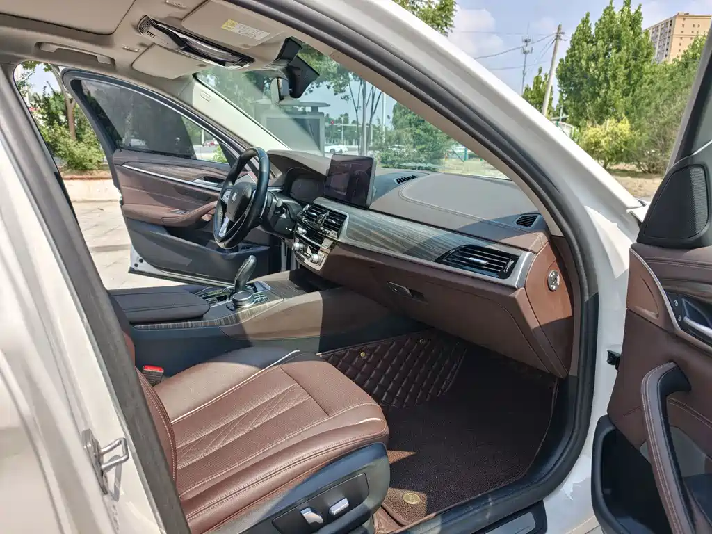 BMW 5 Series 2021 — фото 13
