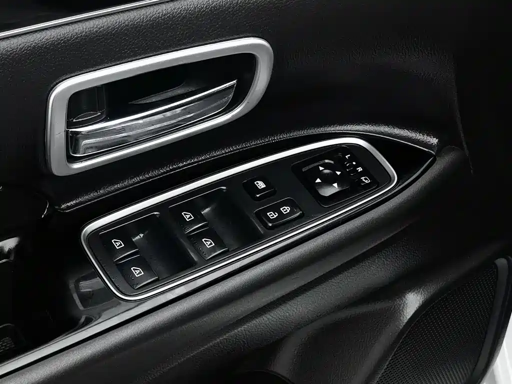 Mitsubishi Outlander 2023 — фото 9