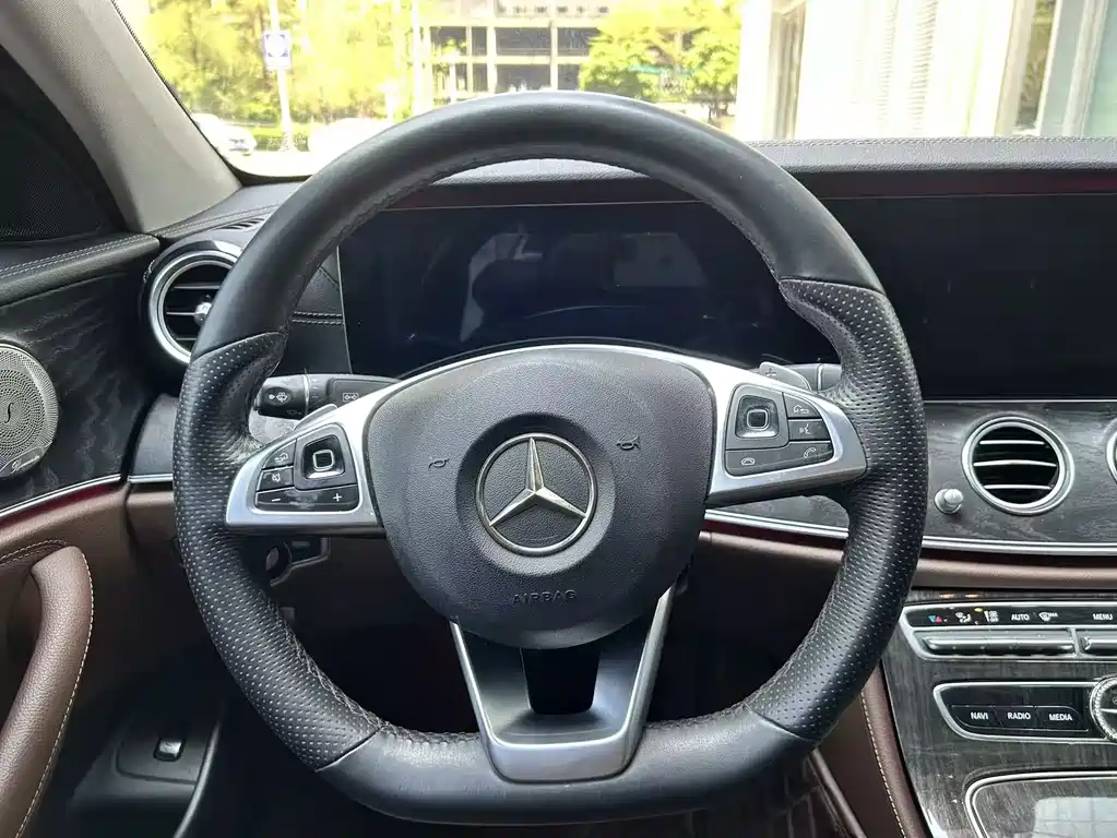 Mercedes-Benz E-Class 2017 — фото 11
