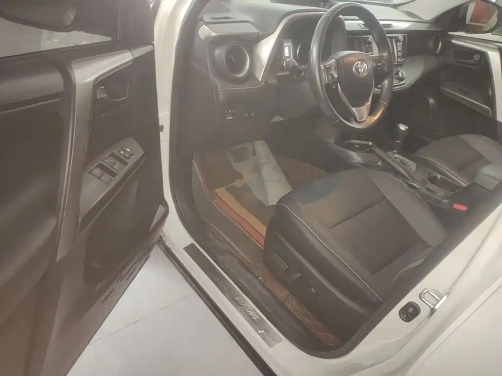 Toyota RAV4 2017 — фото 16