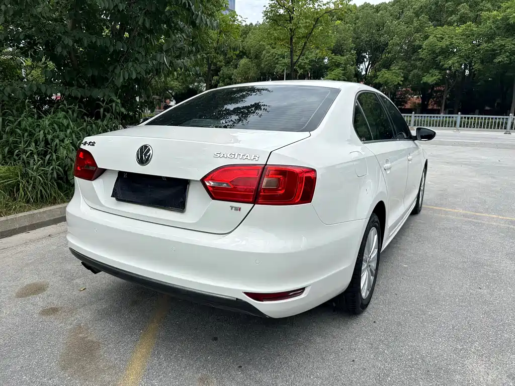 Volkswagen Sagitar 2015